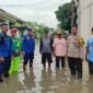 Pemerintah Kecamatan Sepatan Timur Kabupaten Tangerang saat Tinjau Banjir Di tiga desa (foto/soleh) 