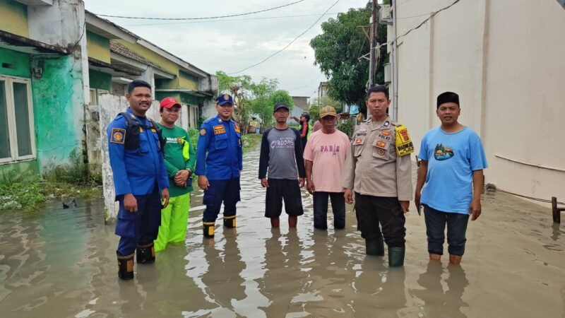 Pemerintah Kecamatan Sepatan Timur Kabupaten Tangerang saat Tinjau Banjir Di tiga desa (foto/soleh) 