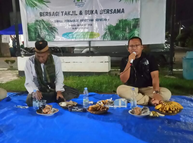 Suasana Paguyuban Warga Perumahan Panorama Sepatan 1 bagikan Paket Takjil dan Bukber bersama warga (foto/nano) 
