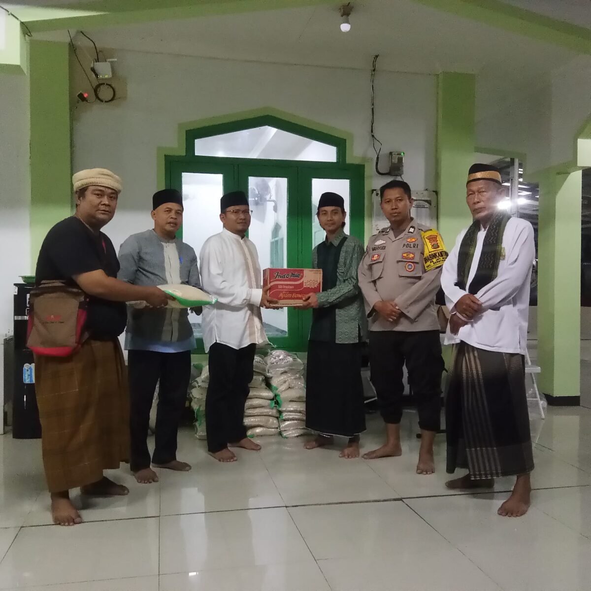 Penyerapan Bantuan Banjir Kepada Warga Perumahan Samawah Desa Jatimulya Sepatan Timur. (foto/nano)