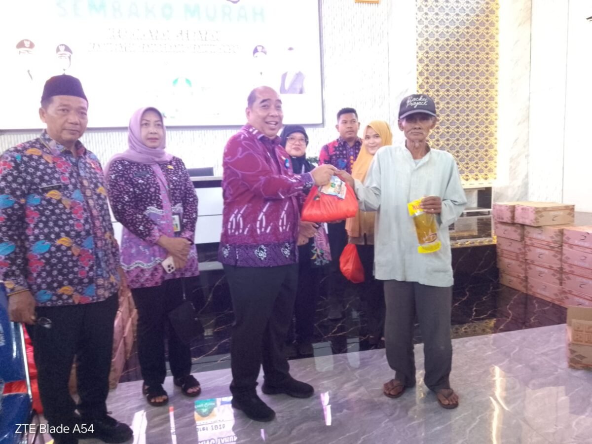 Sekcam Sepatan, Dede Supardi saat kegiatan Bazaar Sembako Murah di Kecamatan Sepatan (foto/jml) 