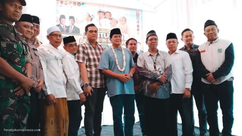 Aksi Sosial FRJRI di Kronjo, 200 Anak Yatim dan Kaum Jompo Terima Santunan. (foto/heri) 