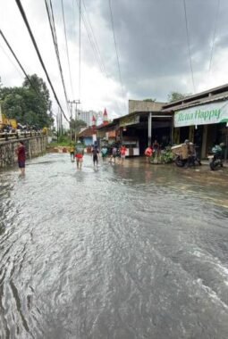 Hujan Dengan Intensitas Tinggi Di Kota Tangerang sejak Sabtu Malam Sejumlah Wilayah Banjir 