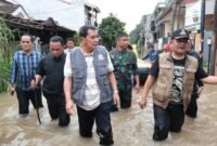 Bupati Tangerang Moch. Maesyal Rasyid saat meninjau langsung sejumlah lokasi terdampak banjir di wilayah Kabupaten Tangerang, Minggu, (8/3/26). (foto/hms) 