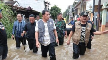 Bupati Tangerang Moch. Maesyal Rasyid saat meninjau langsung sejumlah lokasi terdampak banjir di wilayah Kabupaten Tangerang, Minggu, (8/3/26). (foto/hms) 