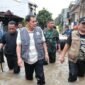 Bupati Tangerang Moch. Maesyal Rasyid saat meninjau langsung sejumlah lokasi terdampak banjir di wilayah Kabupaten Tangerang, Minggu, (8/3/26). (foto/hms) 