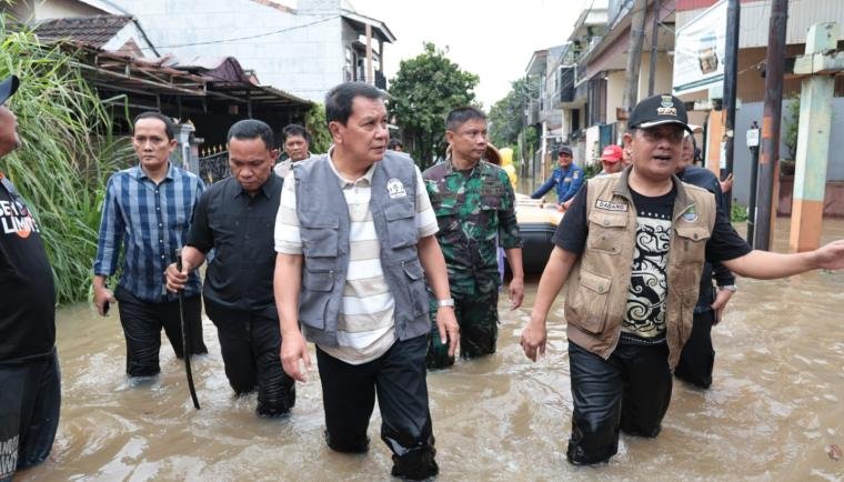 Bupati Tangerang Moch. Maesyal Rasyid saat meninjau langsung sejumlah lokasi terdampak banjir di wilayah Kabupaten Tangerang, Minggu, (8/3/26). (foto/hms) 