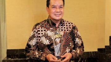 Bupati Tangerang Raih penghargaan Economic Growth