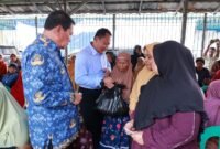 Bupati Maesyal Rasyid saat menghadiri Bakti Sosial PT. Sinar Intan Putra Nusa Desa Budi Mulya Kecamatan Cikupa
