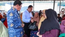 Bupati Maesyal Rasyid saat menghadiri Bakti Sosial PT. Sinar Intan Putra Nusa Desa Budi Mulya Kecamatan Cikupa