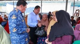 Bupati Maesyal Rasyid saat menghadiri Bakti Sosial PT. Sinar Intan Putra Nusa Desa Budi Mulya Kecamatan Cikupa