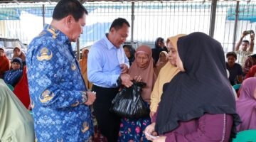 Bupati Maesyal Rasyid saat menghadiri Bakti Sosial PT. Sinar Intan Putra Nusa Desa Budi Mulya Kecamatan Cikupa