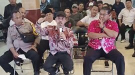 Kepala Desa Kronjo, Kecamatan Kronjo, Kabupaten Tangerang, H. Nurjaman (foto/heri) 