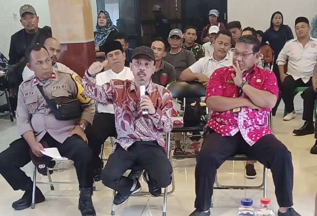 Kepala Desa Kronjo, Kecamatan Kronjo, Kabupaten Tangerang, H. Nurjaman (foto/heri) 