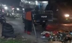 DLHK UPTD 9 Kecamatan Sepatan Gercep Tangani Tumpahan Sampah Dijalan Raya Mauk KM.12 Kosambi