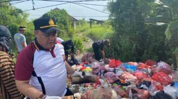 Kapolsek Kronjo Bersama Forkopimcam, Giat Kerja Bakti Bersihkan Sampah Disepanjang Ruas Jalan Utama Kronjo