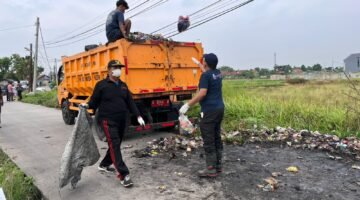 Camat Sepatan Timur Giat Korvei Bersi-Bersih Serentak di Jalan Lingkungan Desa Jatimulya