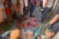 Proses Evakuasi pria yang ditemukan tergantung di teras lantai dua rumah kontrakan