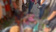 Proses Evakuasi pria yang ditemukan tergantung di teras lantai dua rumah kontrakan