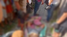 Proses Evakuasi pria yang ditemukan tergantung di teras lantai dua rumah kontrakan