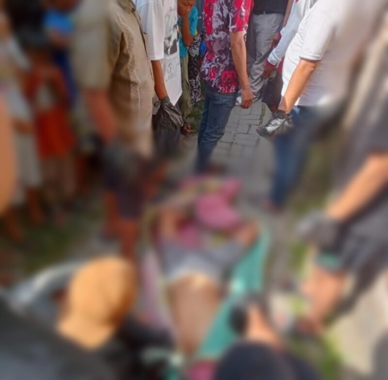 Proses Evakuasi pria yang ditemukan tergantung di teras lantai dua rumah kontrakan