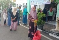 Suasana antrian warga pada kegiatan Gerakan Pangan Murah Pemerintah Kecamatan Mauk, Kabupaten Tangerang 