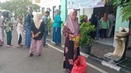 Suasana antrian warga pada kegiatan Gerakan Pangan Murah Pemerintah Kecamatan Mauk, Kabupaten Tangerang 