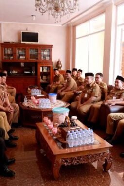 Wali Kota Tangerang beserta Wakil Wali Kota kunjungan silaturahmi ke kediaman sejumlah Wali Kota Tangerang dari masa ke masa