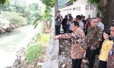 Moch. Maesyal Rasyid meninjau pembongkaran bangunan liar dan normalisasi Kali Cirarab
