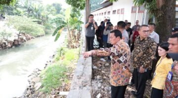 Moch. Maesyal Rasyid meninjau pembongkaran bangunan liar dan normalisasi Kali Cirarab