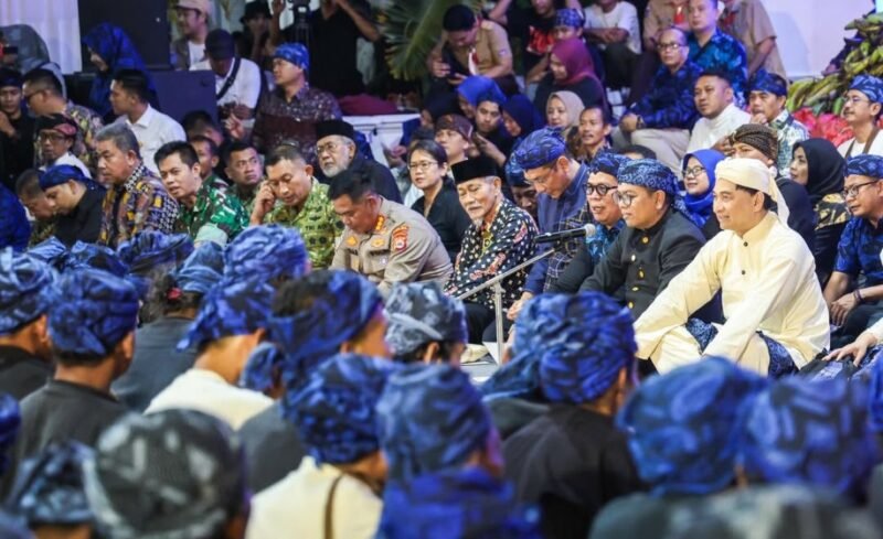Gubernur Banten saat bersama Masyarakat Baduy di Prosesi Seba Baduy 2026 