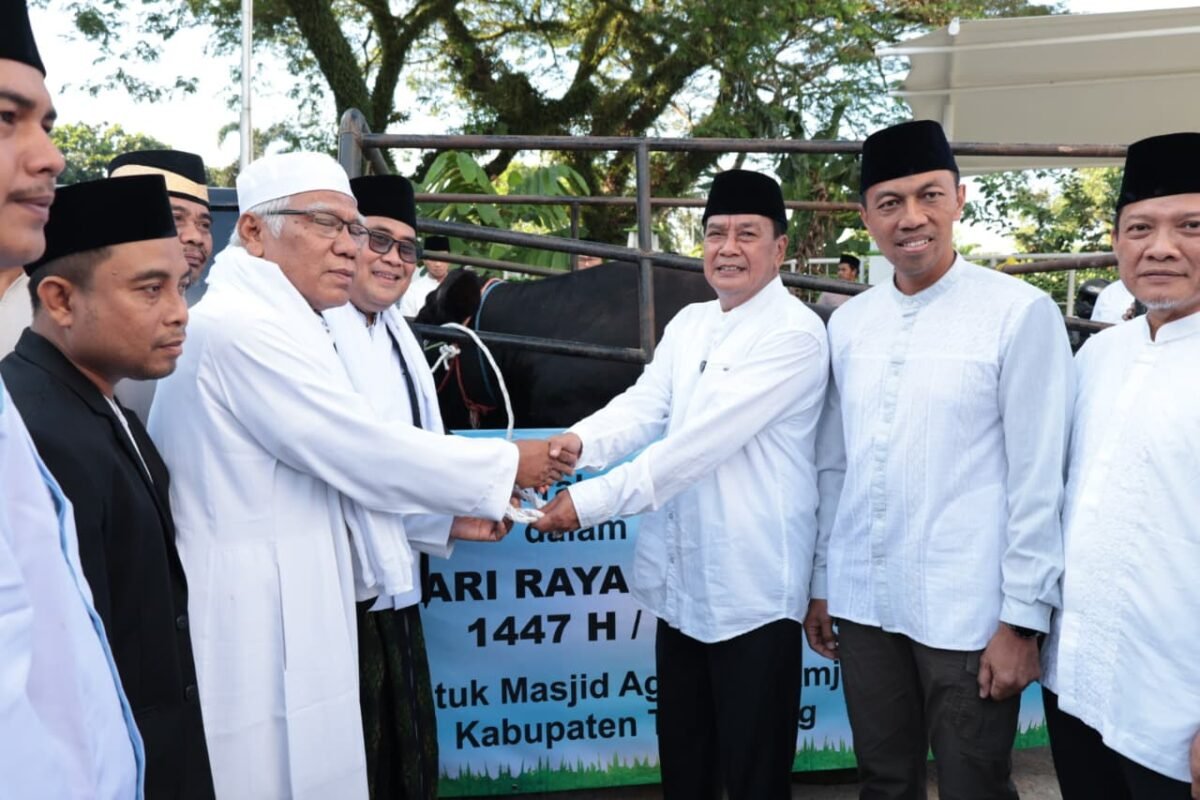 Bupati Tangerang, Moch. Maesyal Rasyid serahkan batuan Sapi Kurban dari Presiden Prabowo Subianto kepada DKM Masjid Agung Al-Amjad.