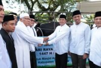 Bupati Tangerang, Moch. Maesyal Rasyid serahkan batuan Sapi Kurban dari Presiden Prabowo Subianto kepada DKM Masjid Agung Al-Amjad.