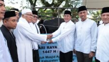 Bupati Tangerang, Moch. Maesyal Rasyid serahkan batuan Sapi Kurban dari Presiden Prabowo Subianto kepada DKM Masjid Agung Al-Amjad.
