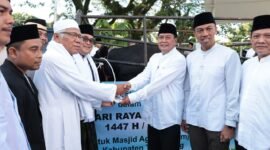 Bupati Tangerang, Moch. Maesyal Rasyid serahkan batuan Sapi Kurban dari Presiden Prabowo Subianto kepada DKM Masjid Agung Al-Amjad.