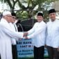 Bupati Tangerang, Moch. Maesyal Rasyid serahkan batuan Sapi Kurban dari Presiden Prabowo Subianto kepada DKM Masjid Agung Al-Amjad.
