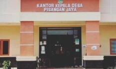 Pemerintah Desa Pisangan Jaya Salurkan Bantuan Pangan Beras dan Minyak Goreng 