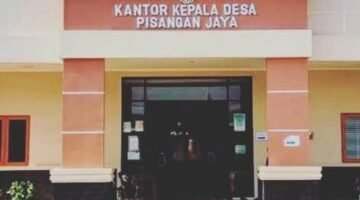 Pemerintah Desa Pisangan Jaya Salurkan Bantuan Pangan Beras dan Minyak Goreng 