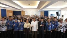 Foto bersama Kepala SD dan SMP Negeri bersama Bupati Tangerang Moch Maesyal Rasyid 