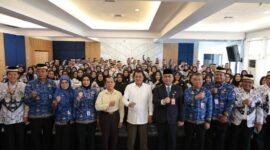 Foto bersama Kepala SD dan SMP Negeri bersama Bupati Tangerang Moch Maesyal Rasyid 