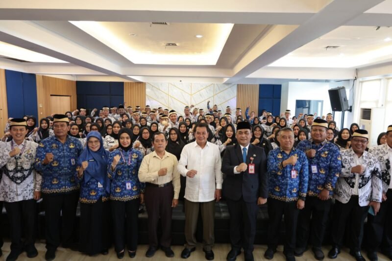 Foto bersama Kepala SD dan SMP Negeri bersama Bupati Tangerang Moch Maesyal Rasyid 