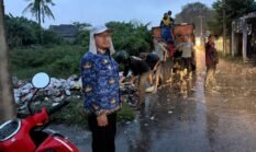 ‎Meski Hujan Mengguyur, Camat Miftah Respon Cepat Antisipasi Banjir Tinjau Langsung Lokasi Sampah yang menumpuk