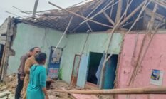 ‎Camat Perintahkan Satpol bersama Sekdes Kampung Kelor Tinjau Rumah Warga yang Ambruk