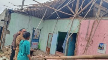 ‎Camat Perintahkan Satpol bersama Sekdes Kampung Kelor Tinjau Rumah Warga yang Ambruk