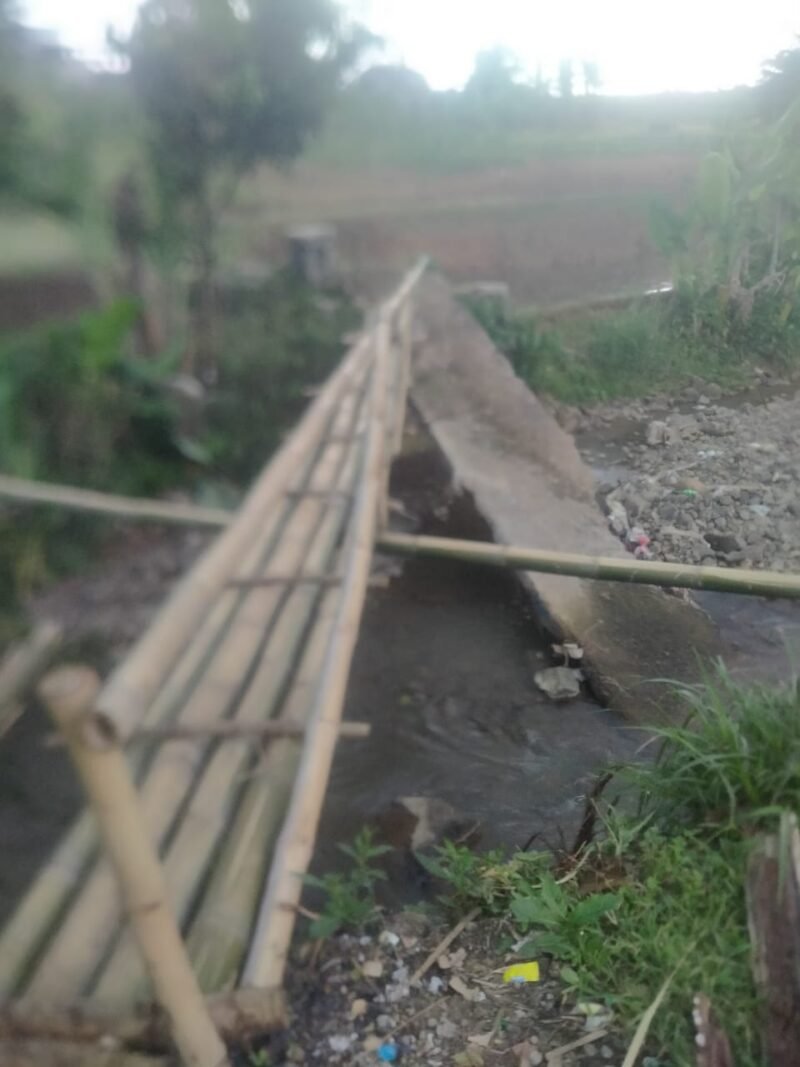 Kondisi Jembatan yang  menghubungkan antara Desa Muaradua dan Desa Citamiang Kecamatan Kadudampit Kabupaten Sukabumi 
