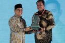 Bupati Tangerang Moch Maesyal Rasyid saat menerima Paritrana Award 2025