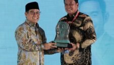 Bupati Tangerang Moch Maesyal Rasyid saat menerima Paritrana Award 2025