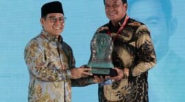 Bupati Tangerang Moch Maesyal Rasyid saat menerima Paritrana Award 2025