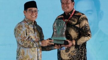 Bupati Tangerang Moch Maesyal Rasyid saat menerima Paritrana Award 2025