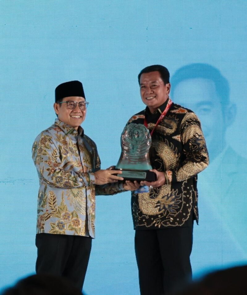 Bupati Tangerang Moch Maesyal Rasyid saat menerima Paritrana Award 2025